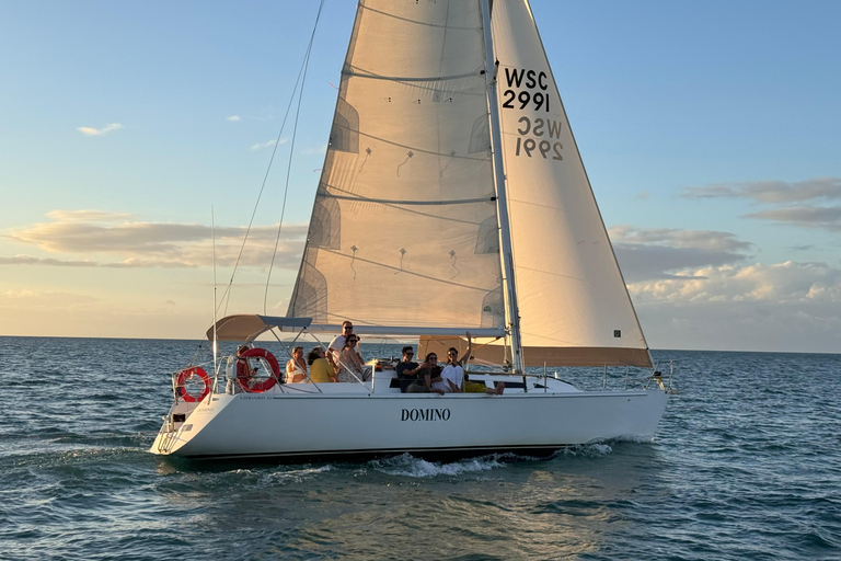 Airlie Beach: Whitsundays Sailing Experience with Drinks