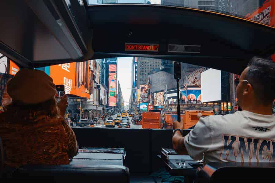 NYC Bustronome: Gourmet-Sightseeing-Dinner-Tour im Panoramabus. Foto: GetYourGuide