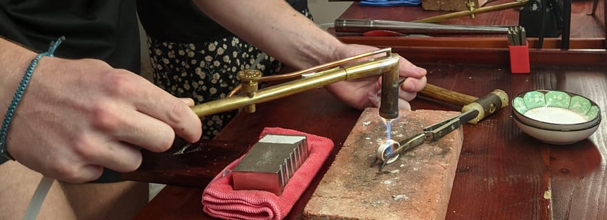 Hanoï : atelier unique de fabrication de bagues et pendentifs en argent