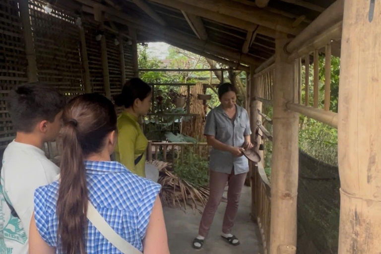 Hanoi Jeep Tour Private: Hidden Art House & Custom Route Private tour for 2 people