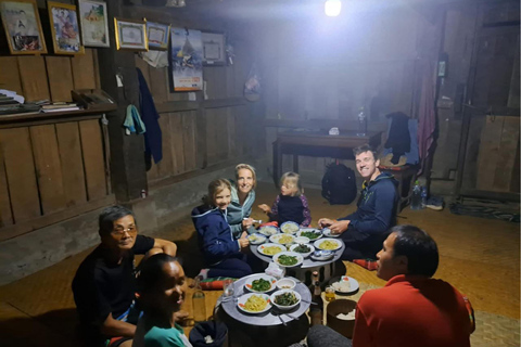 نونغ خياو: رحلة لمدة يومين، قرية همونغ، إقامة منزلية، والتجديف بالكاياك