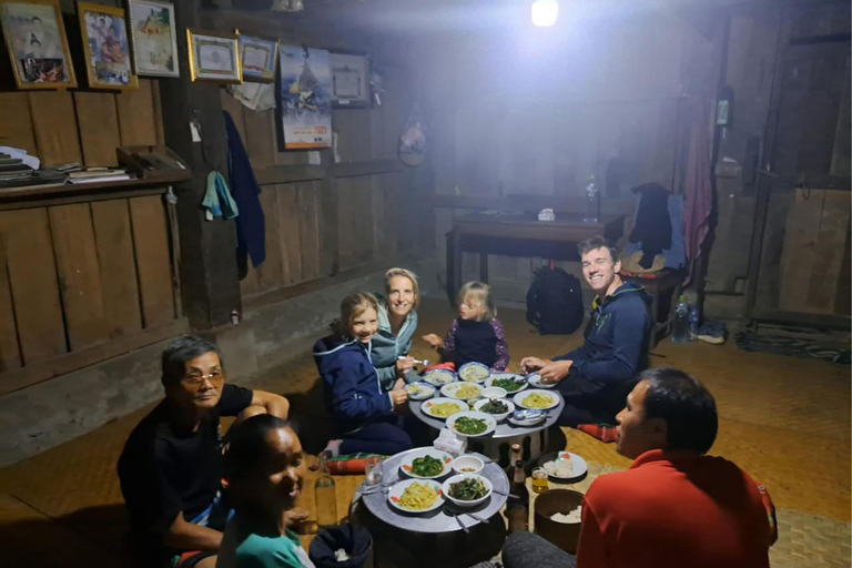 نونغ خياو: رحلة لمدة يومين، قرية همونغ، إقامة منزلية، والتجديف بالكاياك