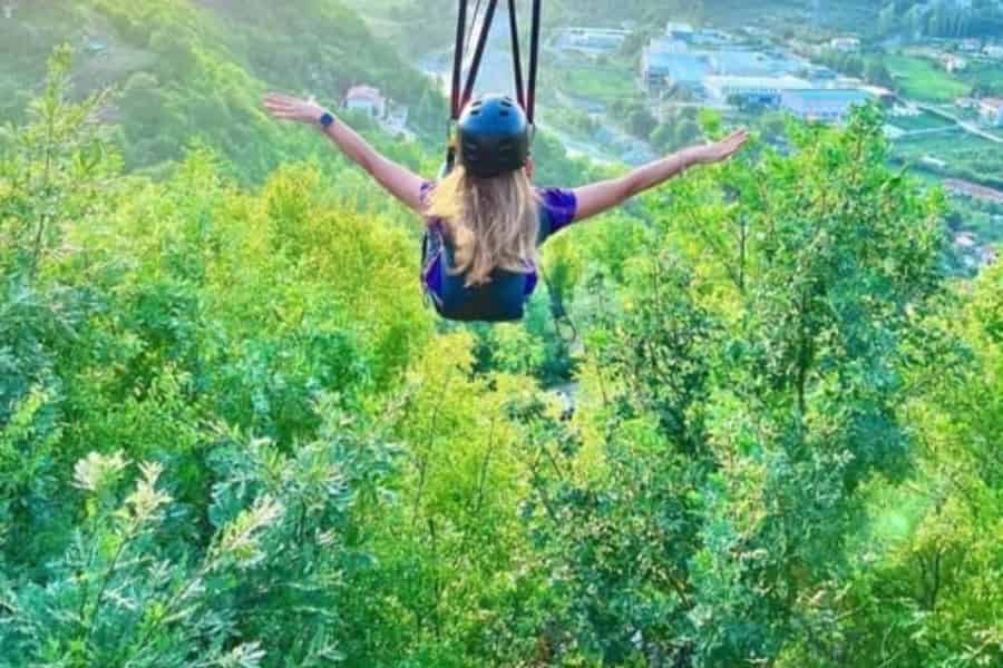 Durrës/Golem: Zipline in Albanien und Ausblicke auf Petrela. Foto: GetYourGuide Durrës/Golem: Zipline in Albanien und Ausblicke auf Petrela. Foto: GetYourGuide