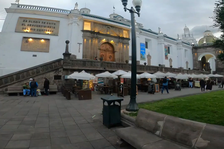 Quito: Guidad stadsvandring med chokladprovning och lunchlåda