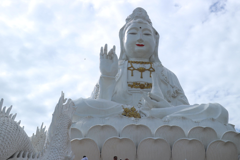 Från Chiang Mai: Dagsutflykt till Chiang Rais tempelFrån Chiang Mai: Chiang Rais livfulla rundtur bland templen