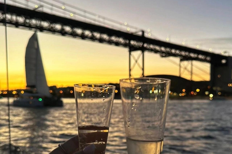 Lisboa:Sunset Sailing Tour at Tagus River with welcome drink