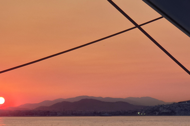 Croisière privée en catamaran sur la Riviera d'Athènes avec repas et boissonsCôte d'Athènes : Croisière privée en catamaran avec repas et boissons