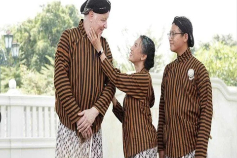 Yogyakarta: wypożyczalnia strojów jawajskich i sesja zdjęciowaTradycyjny strój jawajski