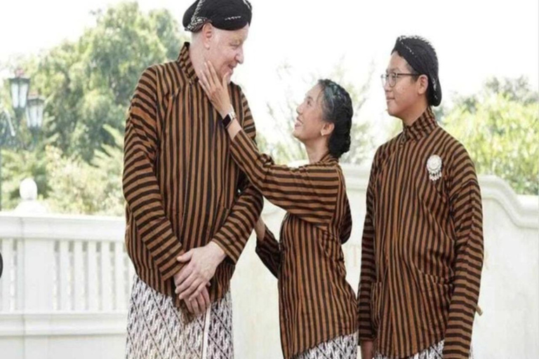 Yogyakarta: wypożyczalnia strojów jawajskich i sesja zdjęciowaTradycyjny strój jawajski