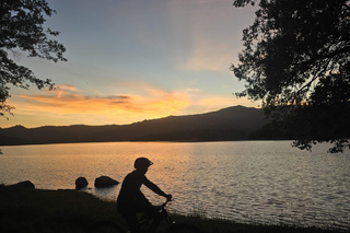 Sardinia: Ebike day trip + aperitif at sunset on Lake Gusana
