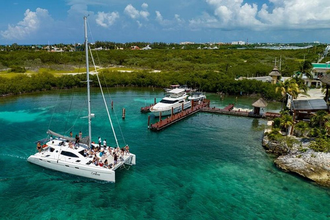 Isla Mujeres: All-Inclusive Catamaran with Snorkeling and All-You-Can-Eat Buffet