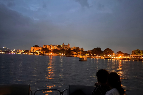 أودايبور: ركوب قارب خاص ومتميز في بحيرة بيشولاأودايبور: ركوب قارب خاص ومميز في بحيرة بيشولا