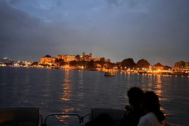 أودايبور: ركوب قارب خاص ومتميز في بحيرة بيشولاأودايبور: ركوب قارب خاص ومميز في بحيرة بيشولا