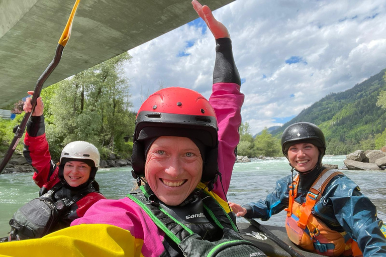 Graz: allenamento della tecnica del kayak nello slalom delle acque biancheGraz: allenamento della tecnica del kayak nello slalom