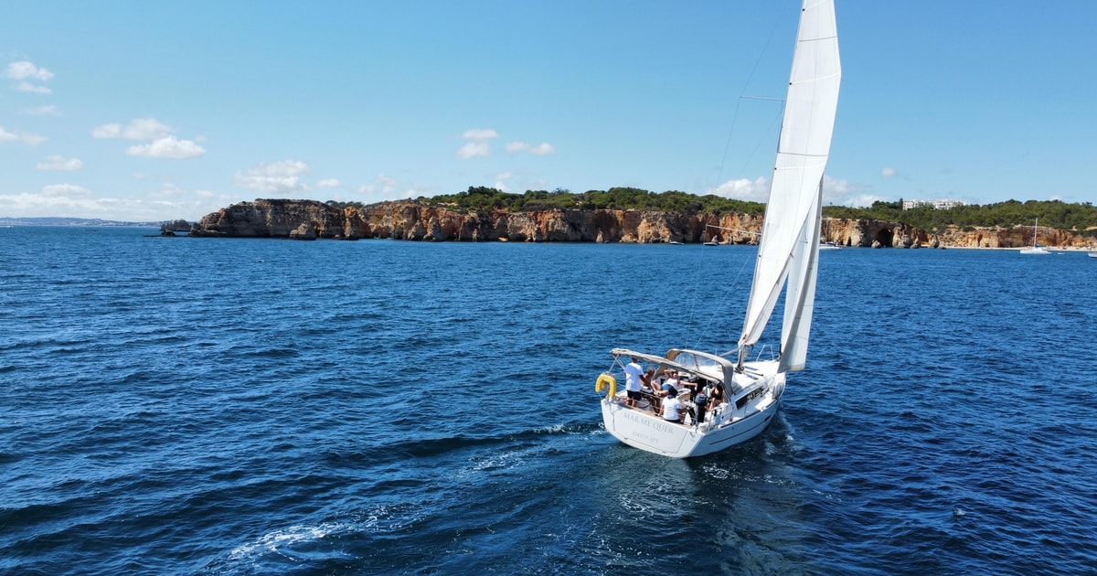 Portimão: Passeio particular de barco à vela com mergulho e vinho ...