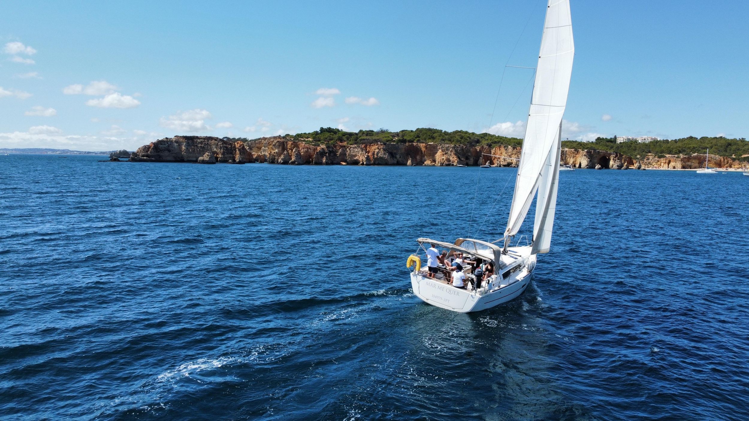 Portimão: Private Segeltour mit Schwimmen und Wein