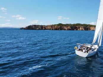 Portimão: tour privado en velero con baño y vino