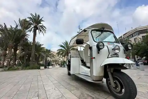 Valencia: Visit the Historic Center of Valencia in Tuk Tuk