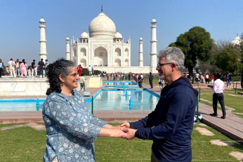 Au départ de Delhi : visite du Taj Mahal tout compris par Gatimaan ExpressVoiture de 1ère classe, voiture, guide, billets d'entrée et déjeuner