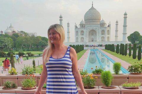 Delhi: Private Taj Mahal Sunrise Same Day Tour with Transfer A/C Car + Tour Guide only