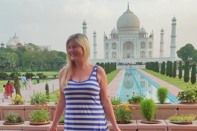 Delhi: Private Taj Mahal Sunrise Same Day Tour with Transfer A/C Car + Tour Guide only