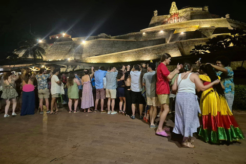 Carthagène : fête nocturne sur une authentique chiva colombienne avec guide bilingueCarthagène : fête nocturne dans une authentique chiva colombienne avec guide bilingue