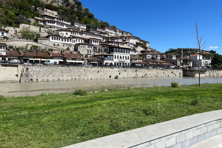 من تيرانا: بيرات، جيروكاستر، وكساميل، جولة لمدة يومين