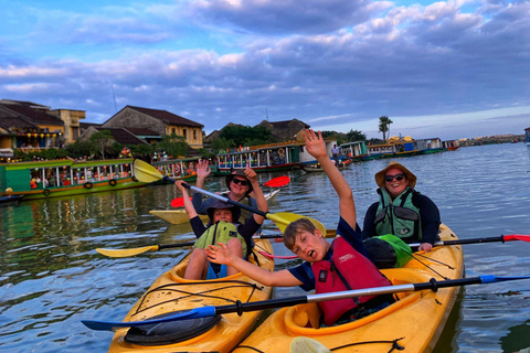 Hoi An: Sunset Kayaking Tour to Lantern Town