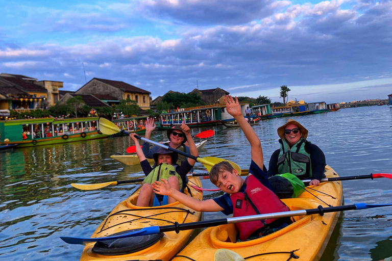 Hoi An: Sunset Kayaking Tour to Lantern Town
