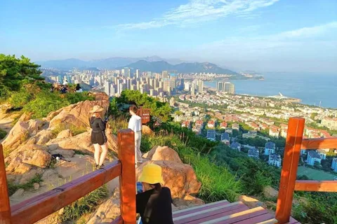 Qingdao: Fushan Mountain Hike with Native Spanish Tour Guide