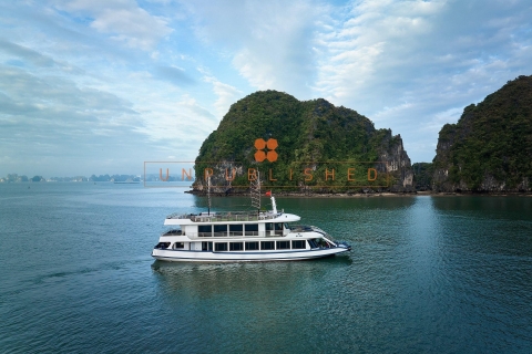 Halong Bay Verrukkingen: Deluxe dagcruise met kajakken & lunchHalong Bay luxe dagcruise - Pick up in Bai Chay haven