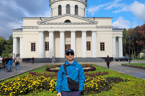 Kiszyniów: wycieczka po mieście i winnica Milesti Mici z degustacjąChisinau: City Tour and Milesti Mici Winery with Tasting