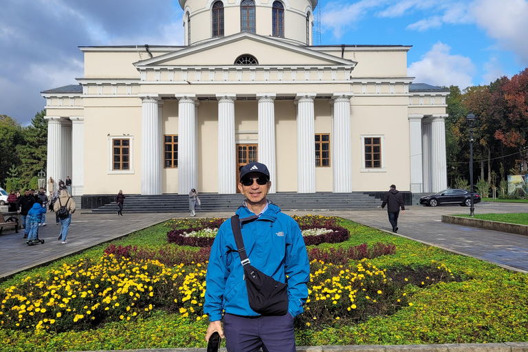 Kiszyniów: wycieczka po mieście i winnica Milesti Mici z degustacjąChisinau: City Tour and Milesti Mici Winery with Tasting