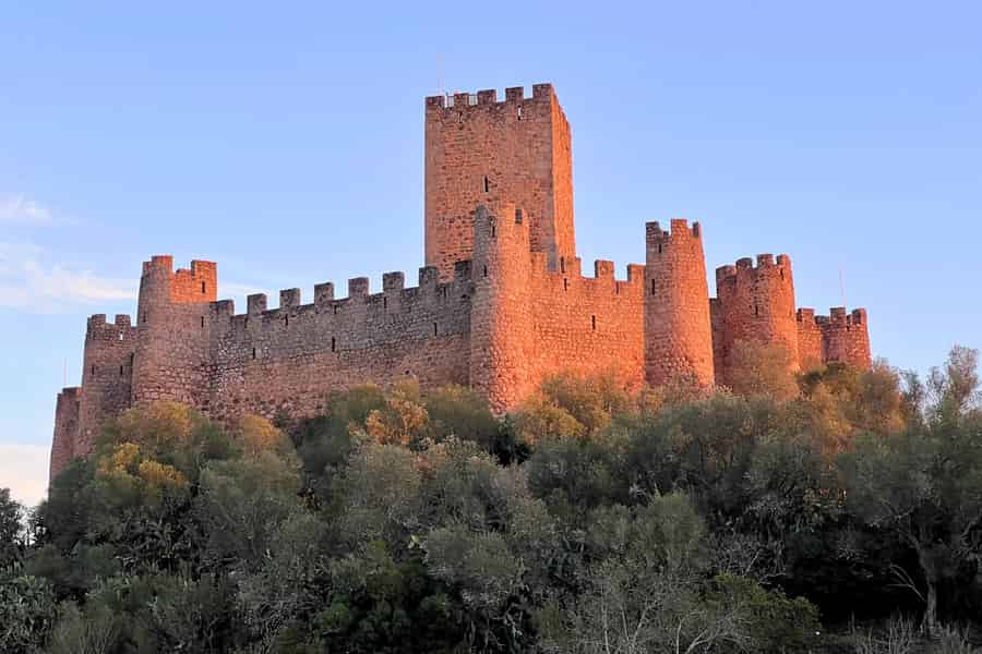 Von Lissabon: Templerroute – Almourol, Tomar und das Kloster von Cristo. Foto: GetYourGuide Von Lissabon: Templerroute – Almourol, Tomar und das Kloster von Cristo. Foto: GetYourGuide