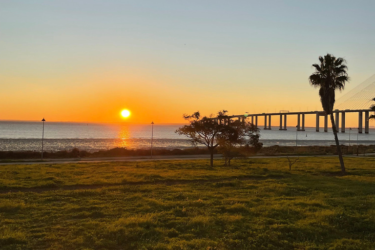 Parque das Nações: اليوغا والتأمل عند شروق الشمس على متن مركب شراعي!