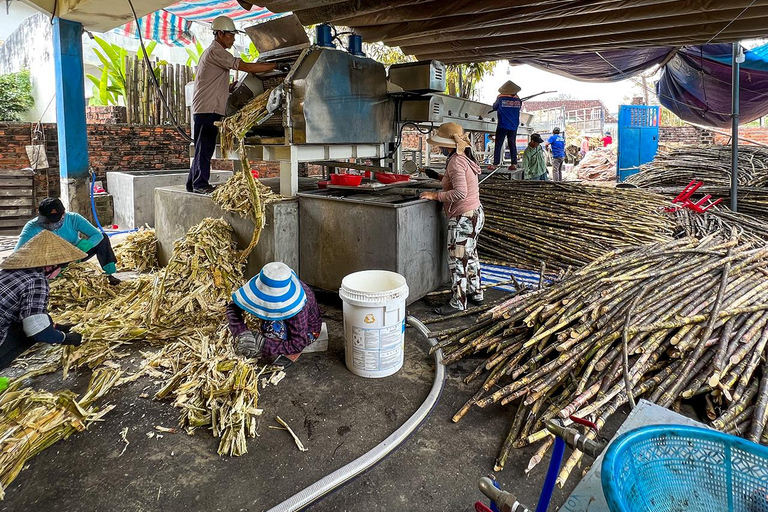 Halvdag med fiskby och berömd Vietnam-sampanPrivat tur