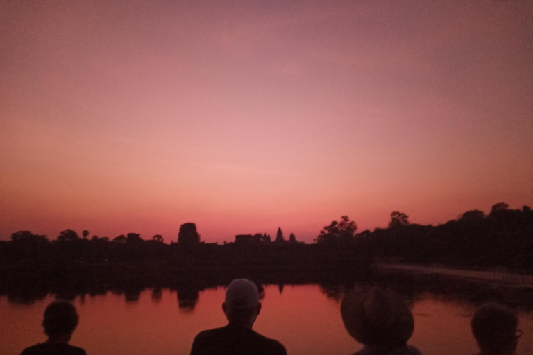 L&#039;alba ad Angkor Wat con un gruppo di condivisione