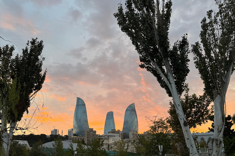 Baku: Interactive City Tour with Wine Tasting