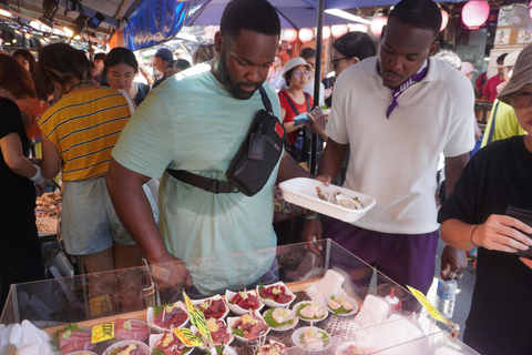 Tsukiji Market Foodie Tour: Enjoy Seafood, Sushi, and Sake