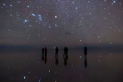 Solnedgång + natt av stjärnor i Uyuni Salt Flat