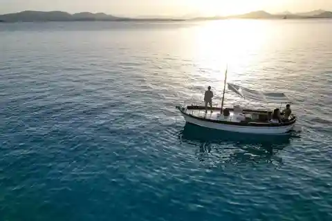 Tavolara: Tour dell'aperitivo al tramonto con bevande e snack locali