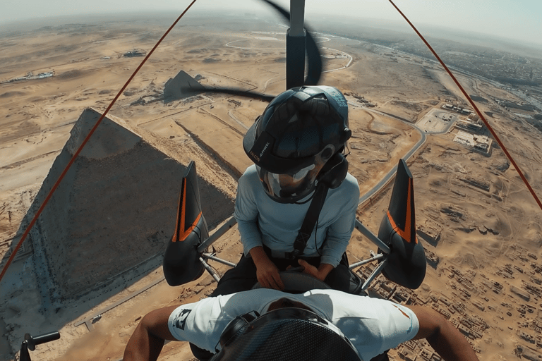 تجربة الطيران فوق أهرامات الجيزة في مصر