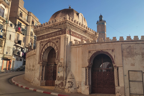 Oran: The absolute everything of El Bahia with a local