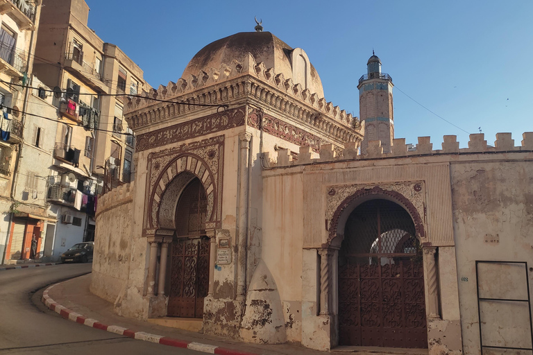 Oran: The absolute everything of El Bahia with a local