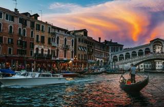 Venedig: Gemeinsame Gondelfahrt bei Sonnenuntergang