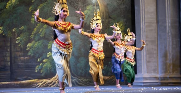 Siem Reap: Apsara Dance Show and Dinner with Hotel transfers