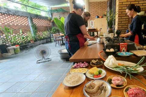 Hue: Aula de culinária com uma família localAula de culinária com visita ao mercado