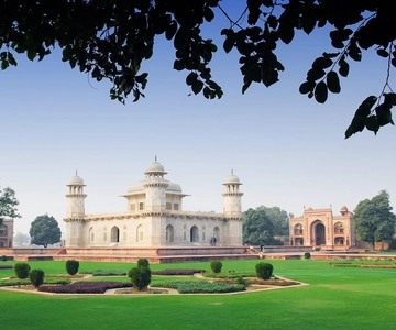 2-Day Golden Triangle Tour to and Jaipur from Delhi by Car