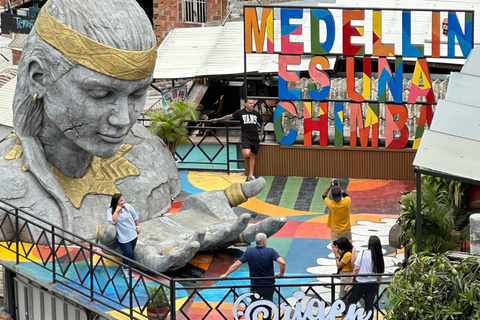 City Tour + Comuna 13 Medellín: Plaza Botero, Metro Cable, Pueblito Paisa. City Tour + Comuna 13 Medellín: Plaza Botero, cable car, Pueblito Paisa.