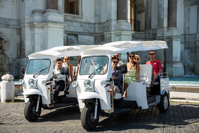 Visit Rome Tuk Tuk Private Tour with Hotel Pickup and Prosecco in Roma
